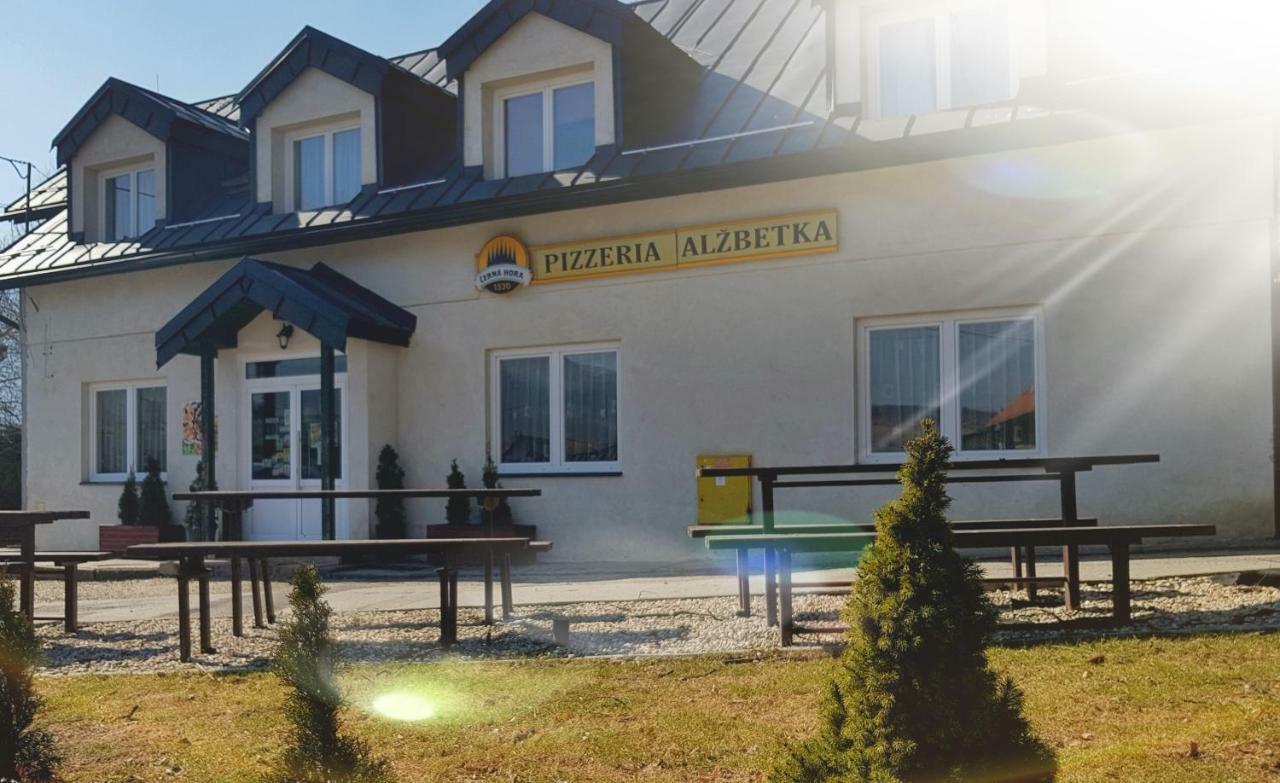 Hotel Pizzeria Alzbetka à Strecno Extérieur photo